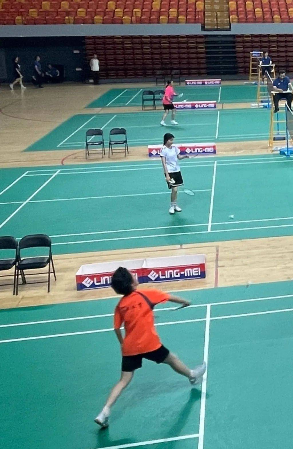 比赛中球员们奋勇争先，捍卫荣誉