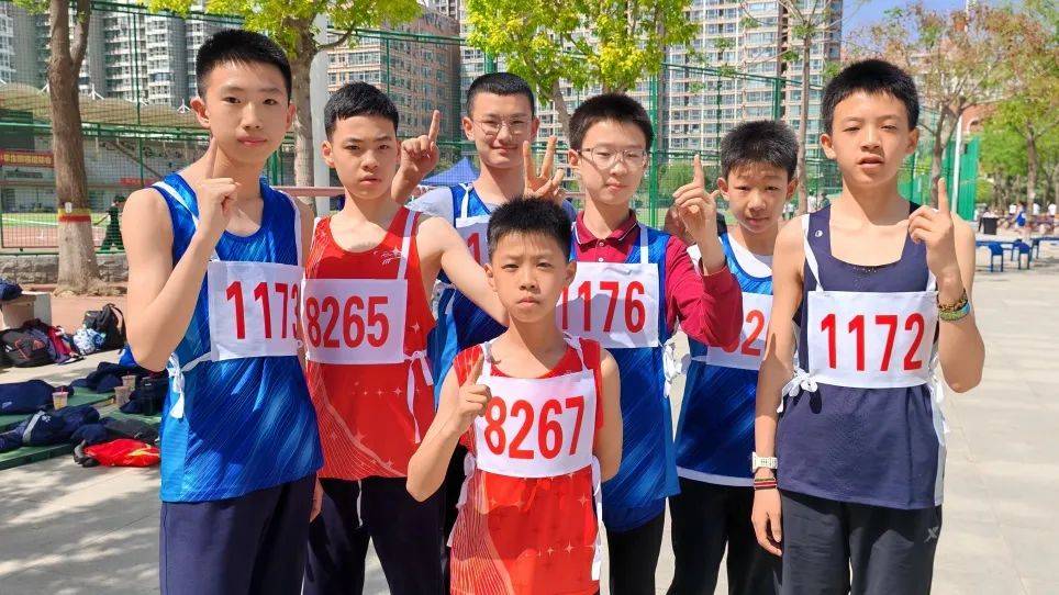 比赛中球员们奋勇争先，捍卫荣誉