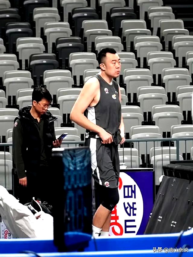 轮休球员大将重返赛场，带领队伍一举冲顶领先