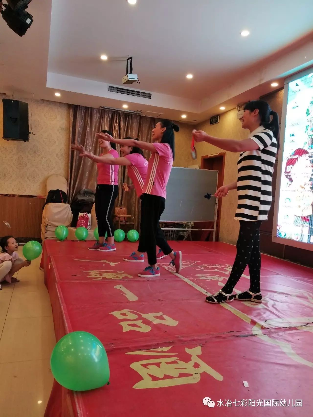 土耳其球队冠军庆功派对，队员尽情狂欢庆祝