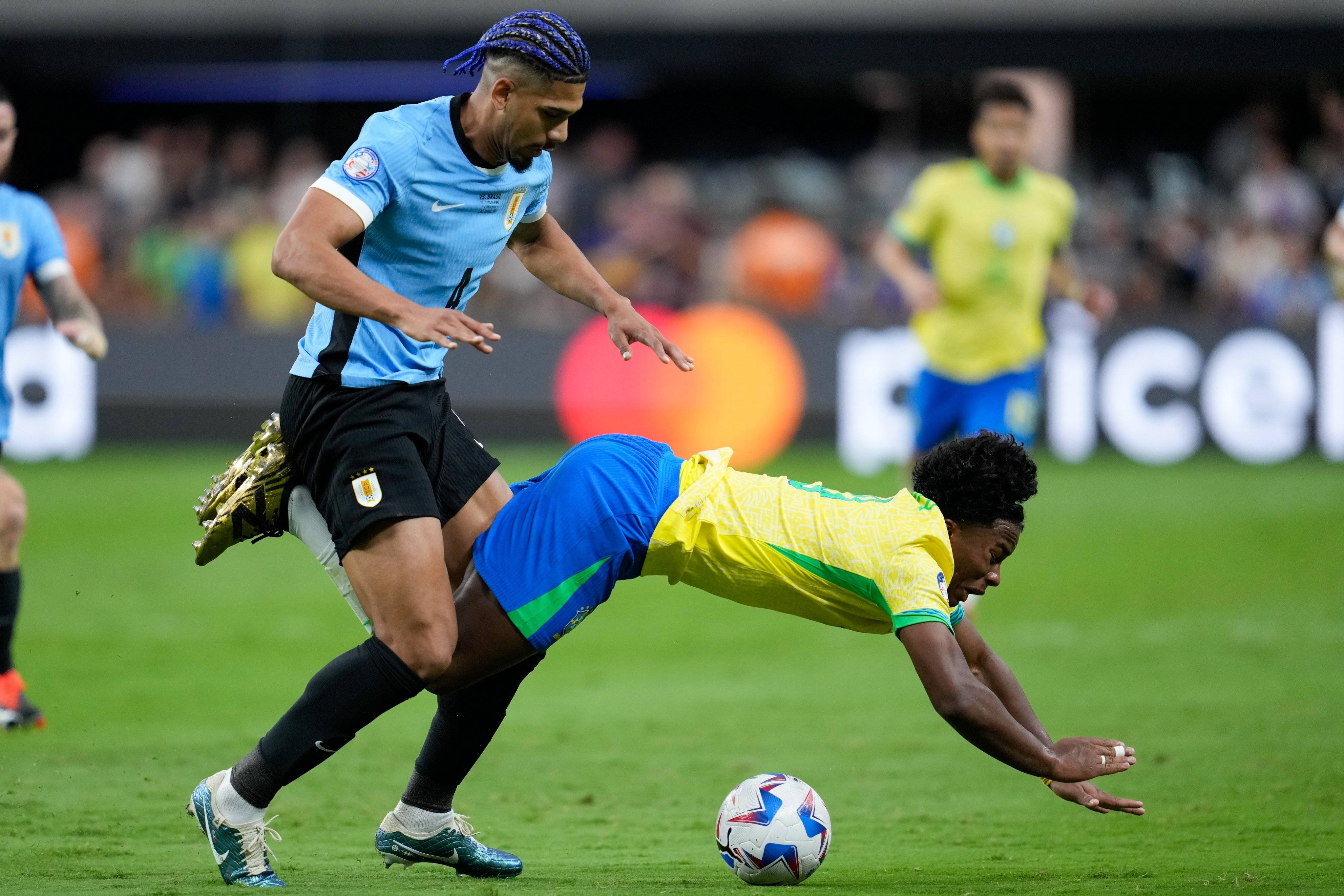 场面火爆！美洲杯观众席沸腾不已