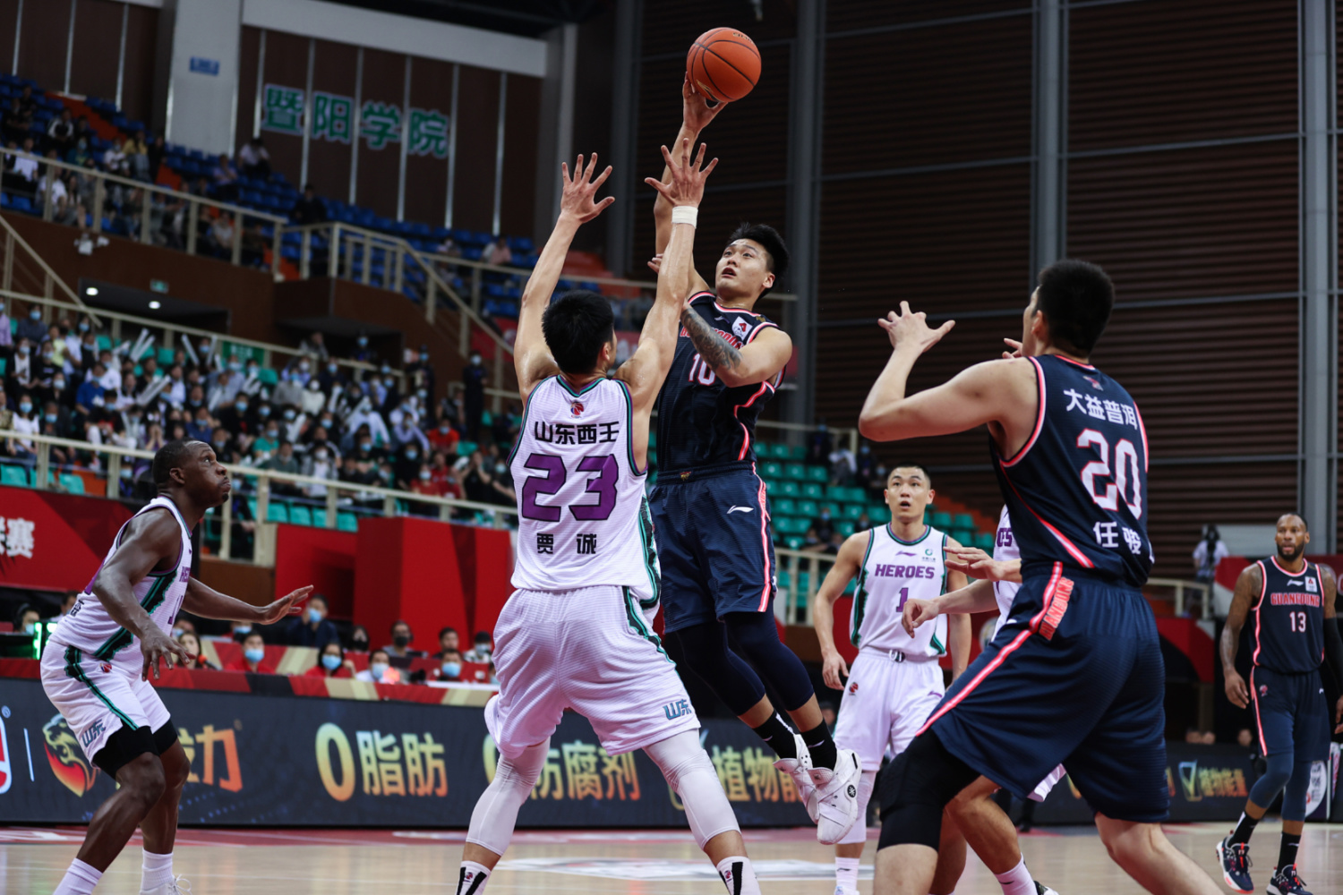 包含青岛队绝杀上海队，霍勒迪关键制胜的词条